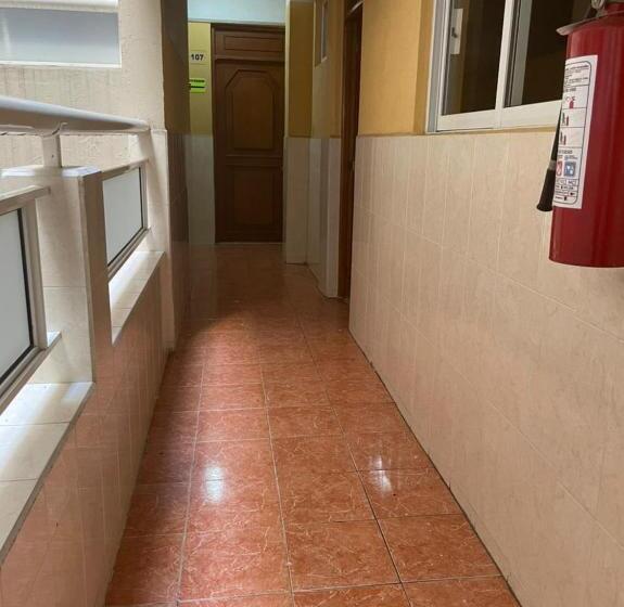 호텔 Dorado A Una Calle De Playa Regatas Y El Malecon