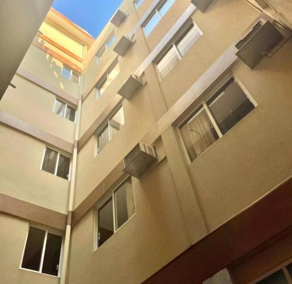 호텔 Dorado A Una Calle De Playa Regatas Y El Malecon