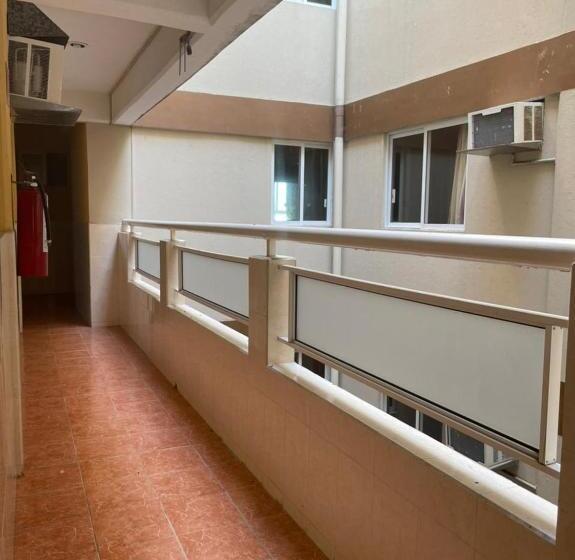 호텔 Dorado A Una Calle De Playa Regatas Y El Malecon