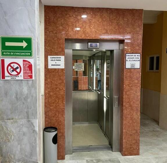 호텔 Dorado A Una Calle De Playa Regatas Y El Malecon