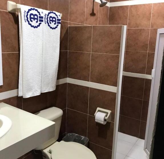 호텔 Dorado A Una Calle De Playa Regatas Y El Malecon