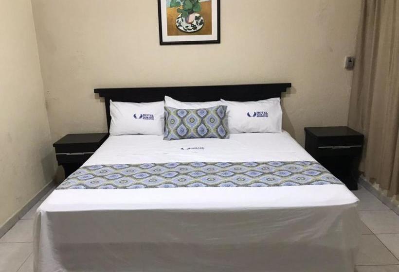 호텔 Dorado A Una Calle De Playa Regatas Y El Malecon