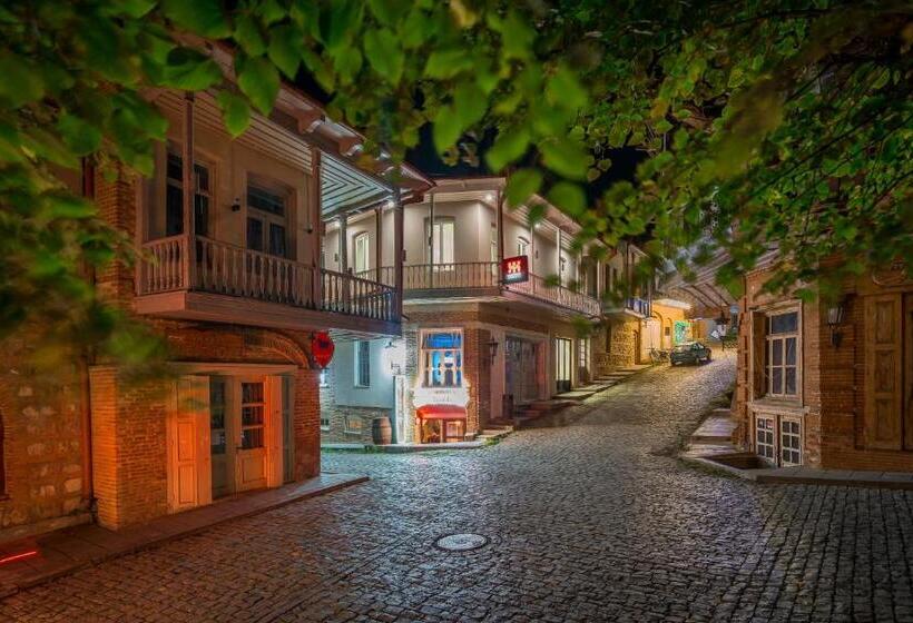 ホテル History • სასტუმრო ისტორია