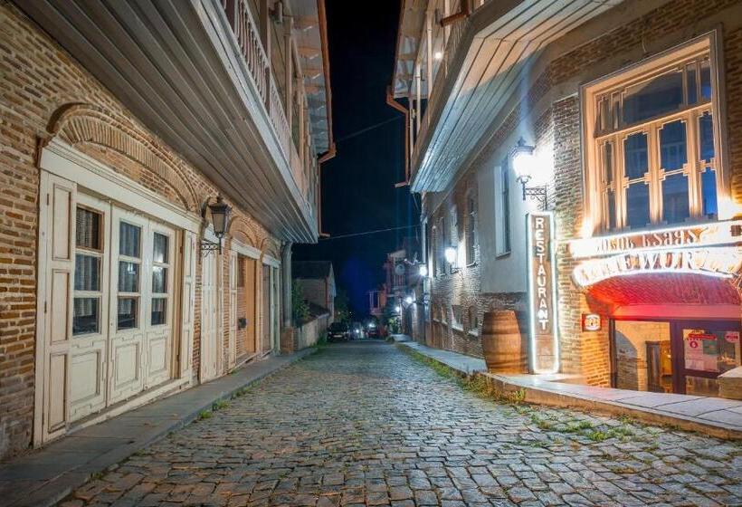 ホテル History • სასტუმრო ისტორია