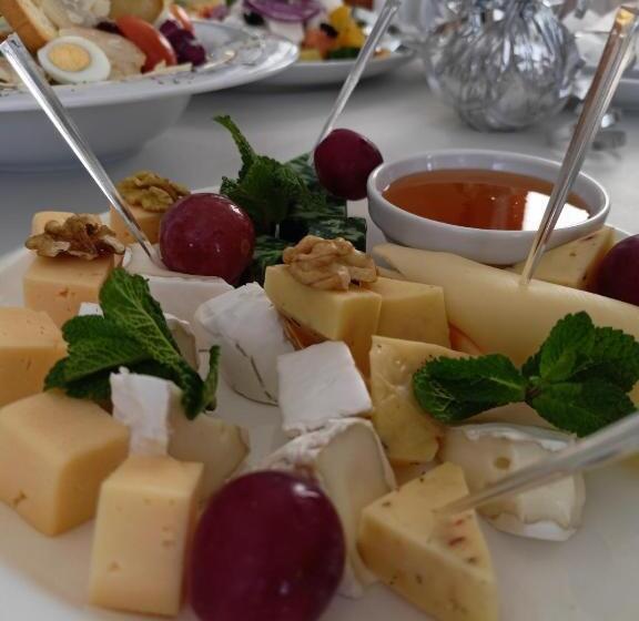 Kolochava Hotel & Restaurant