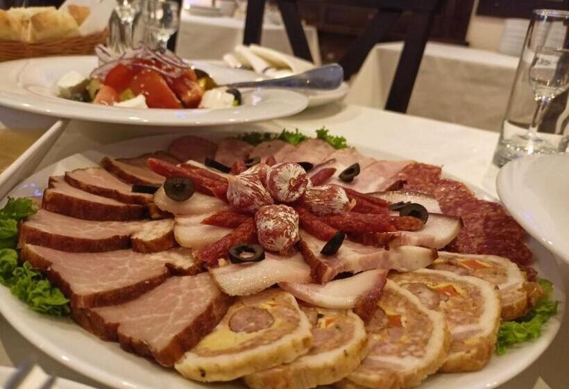 Kolochava Hotel & Restaurant