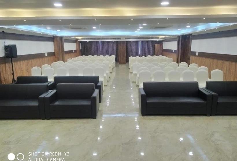 בית מלון כפרי Laxmi Vilas Palace