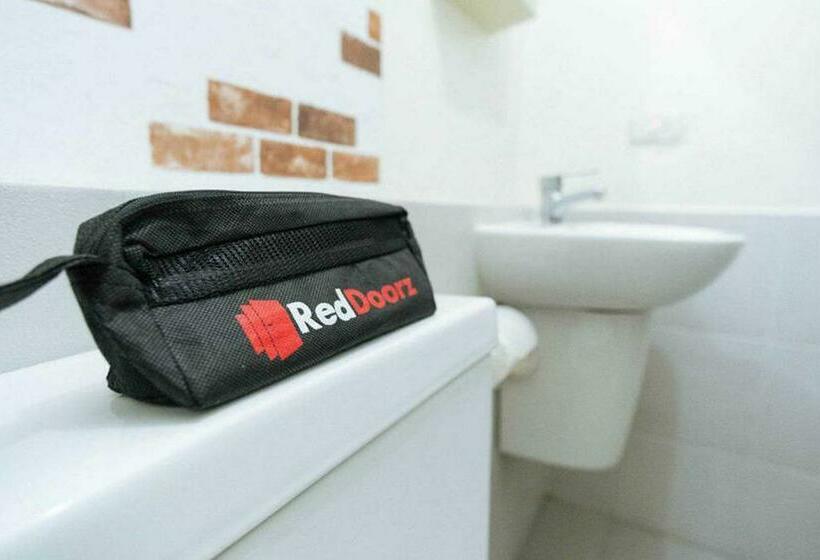 Отель Reddoorz Near Garuda Wisnu Kencana 2