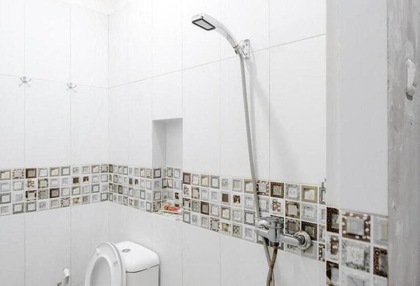 Отель Reddoorz @ Sekip Medan