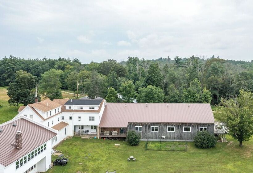 فندق Lake Shore Farm Inn