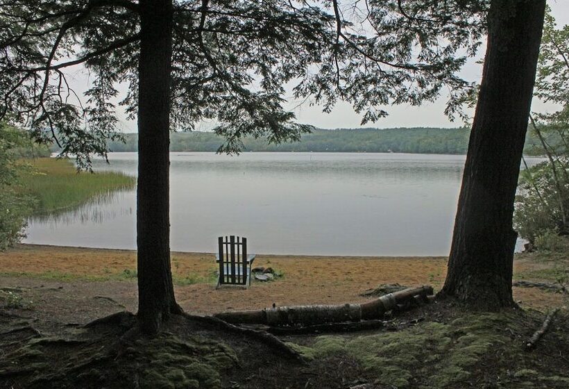 فندق Lake Shore Farm Inn