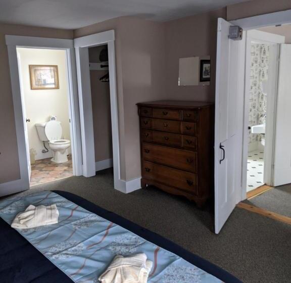 فندق Lake Shore Farm Inn