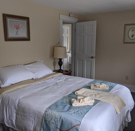 فندق Lake Shore Farm Inn