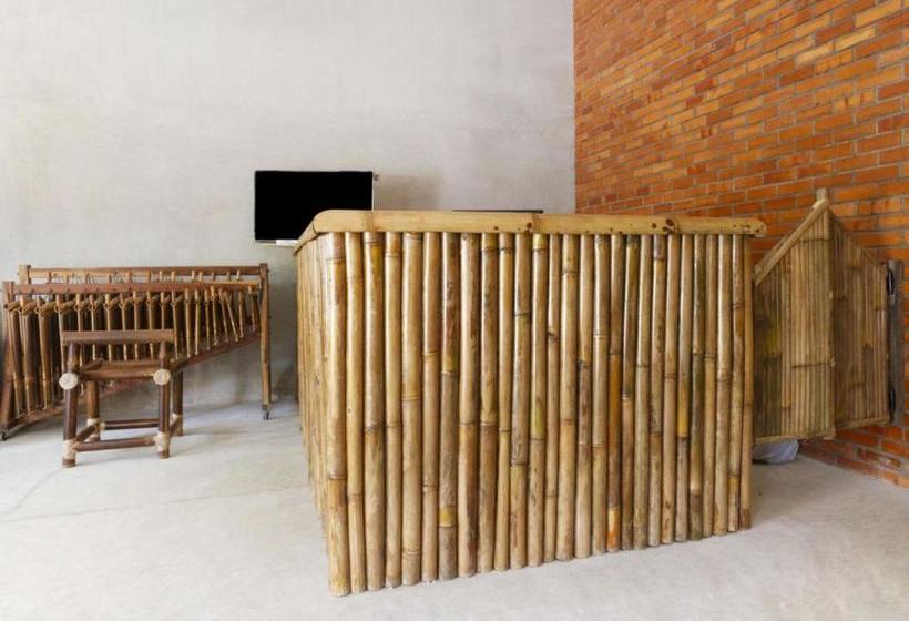 Отель Oyo 2944 Sukawana Travel Hub Guest House