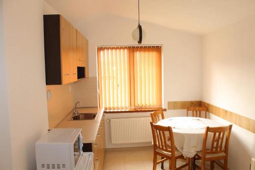 膳宿费 стаи за гости диневи