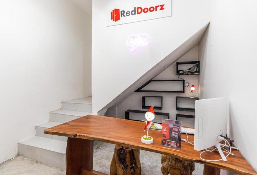 Пансион Reddoorz Plus At Mitrotel Medan