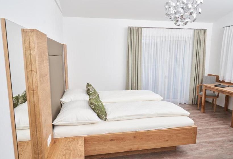 פנסיון Weinhof   Gästehaus Maier