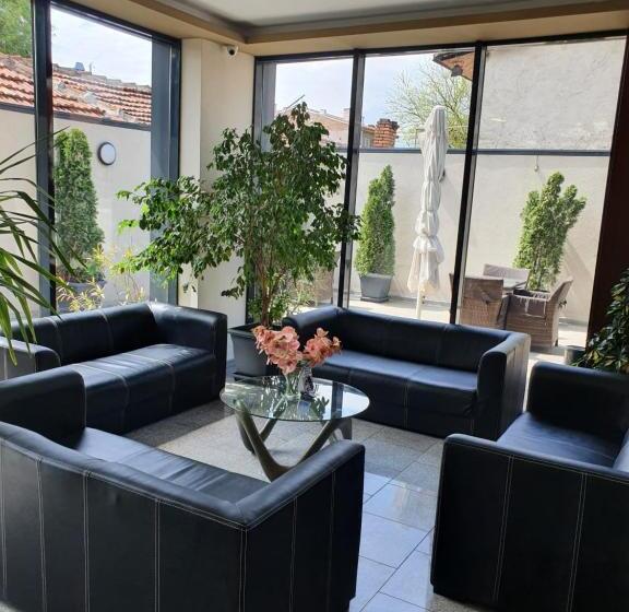 Family Hotel Novel City