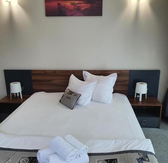 Family Hotel Novel City