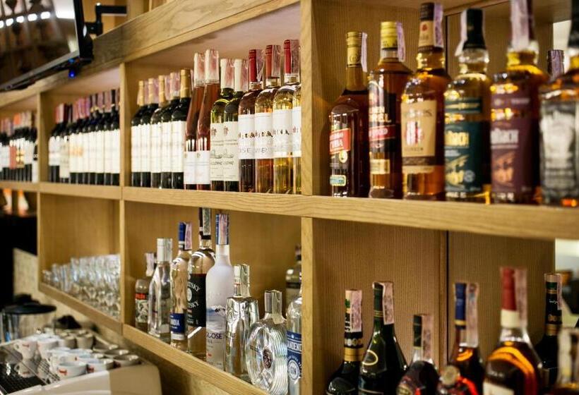 فندق родичі