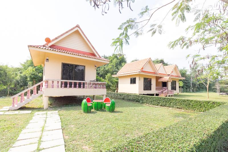 בית מלון כפרי Oyo 75359 Thaiburi Thara Resort