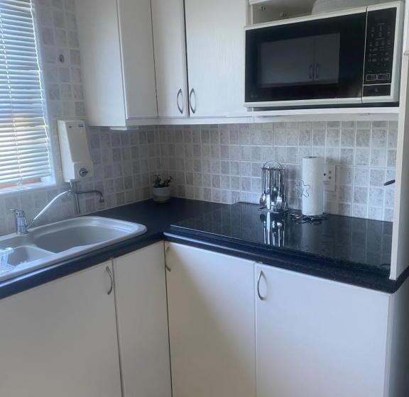 פנסיון Glenelg Road Guesthouse