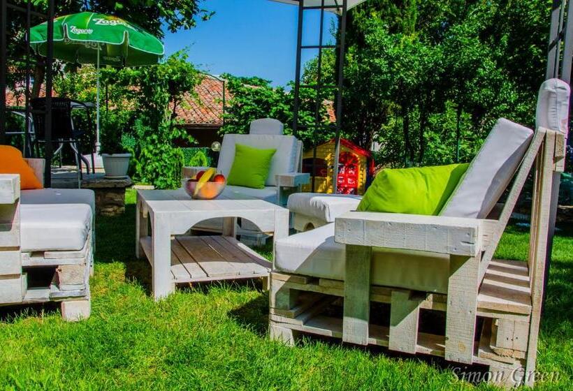 פנסיון Guest House Simon Green