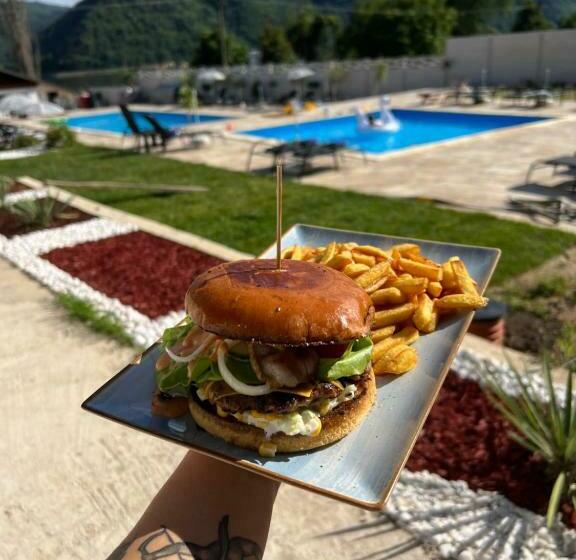 Clisura Dunarii   Pensiunea Casa Creta