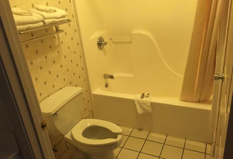 فندق على الطريق Deerfield Inn