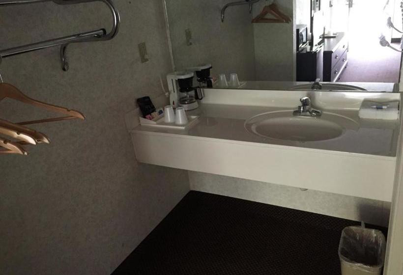 فندق على الطريق Deerfield Inn