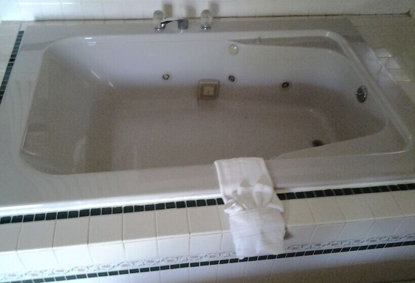 فندق على الطريق Norton Shores Inn