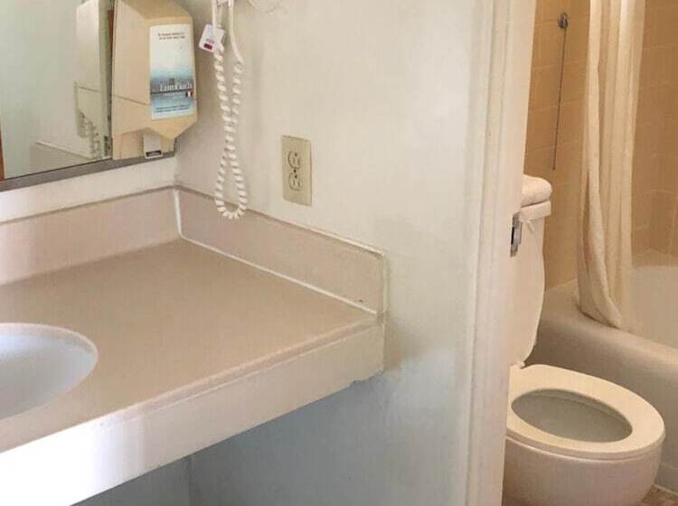 فندق على الطريق Norton Shores Inn