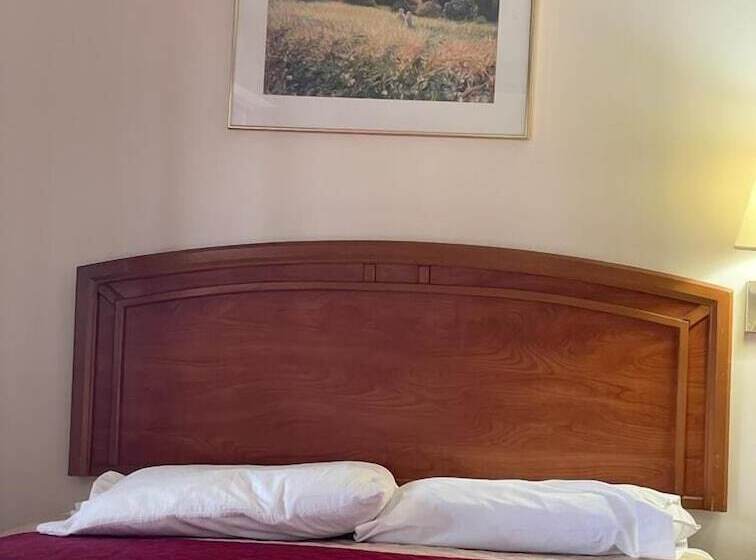 فندق على الطريق Norton Shores Inn