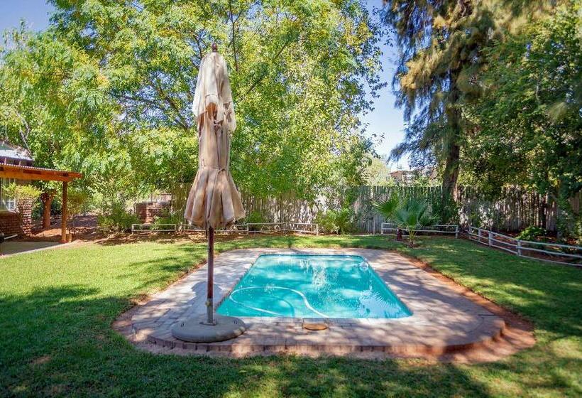 ペンション Kalahari Camelthorn Guesthouse And Camping