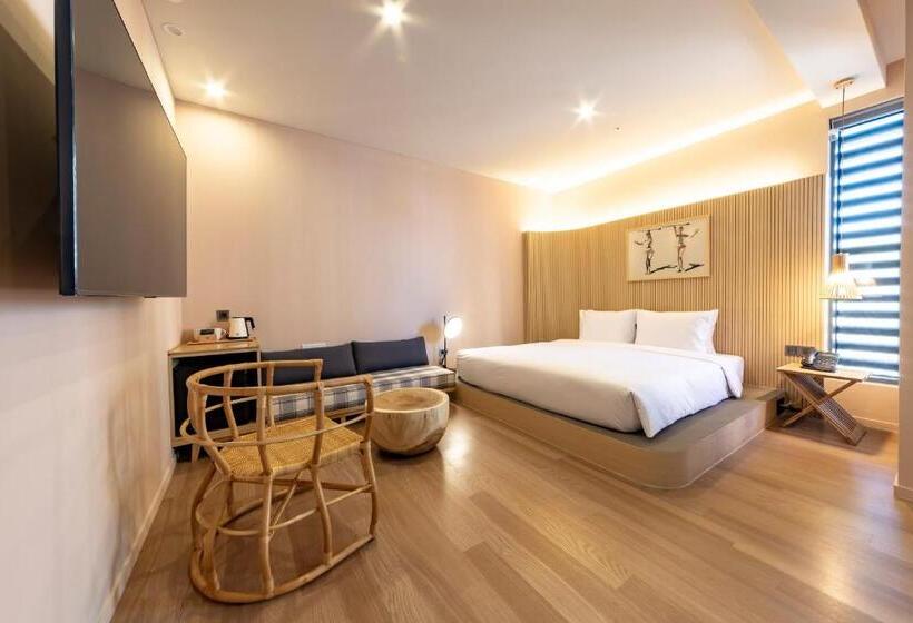 Hound Hotel Signature