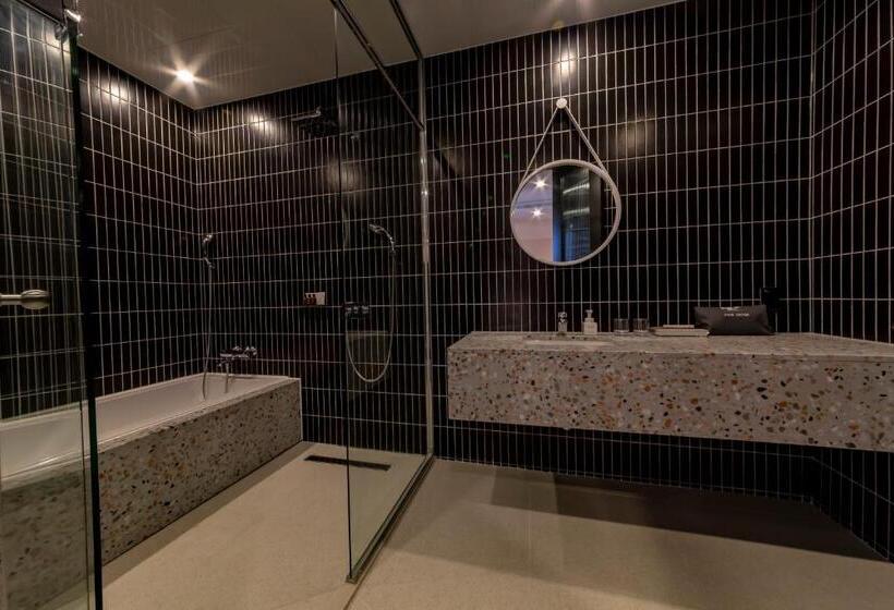 Hound Hotel Signature