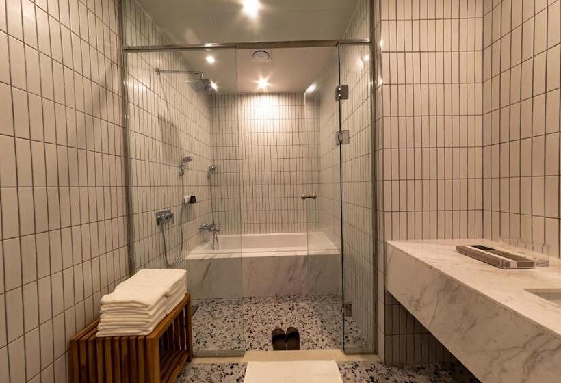 Hound Hotel Signature