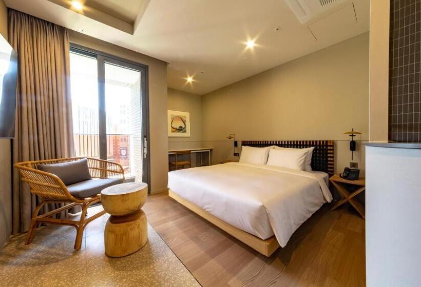 Hound Hotel Signature