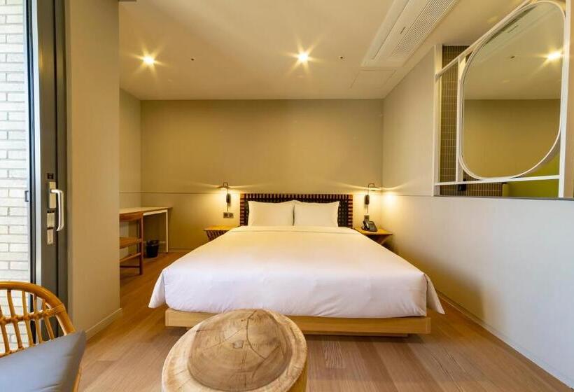 Hound Hotel Signature