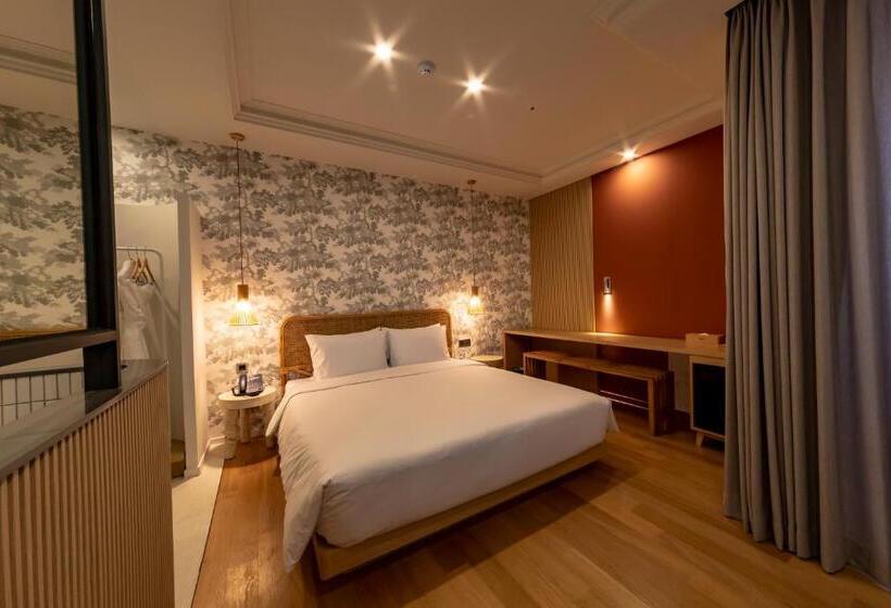 Hound Hotel Signature