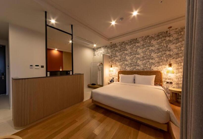 Hound Hotel Signature