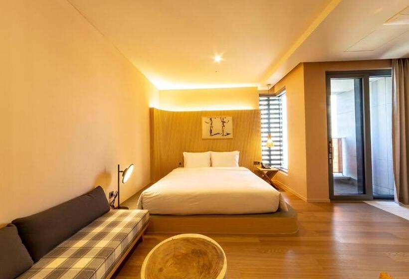 Hound Hotel Signature