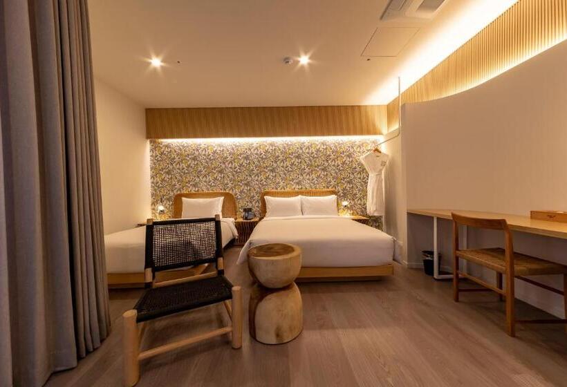 Hound Hotel Signature