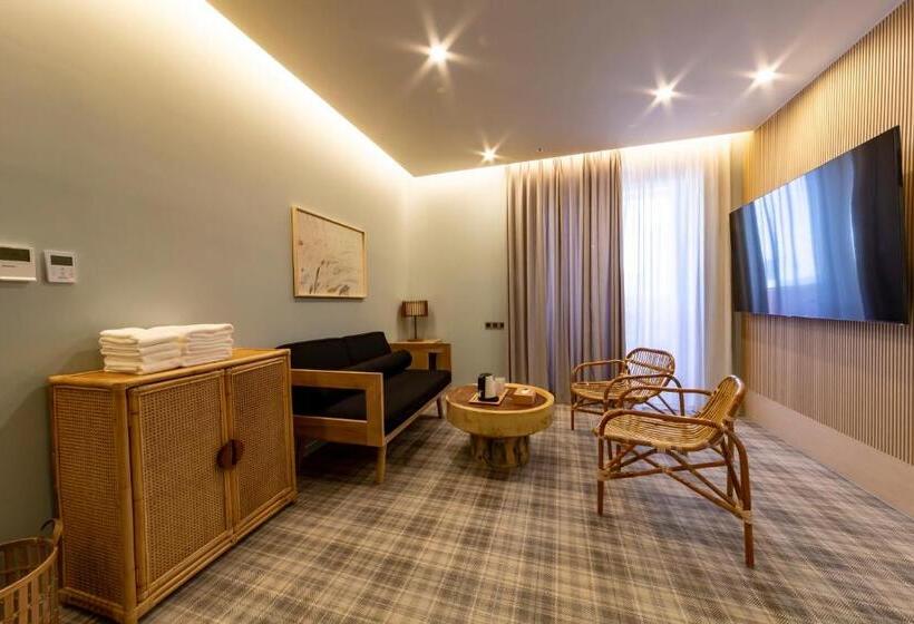 Hound Hotel Signature