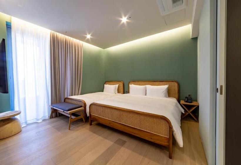 Hound Hotel Signature