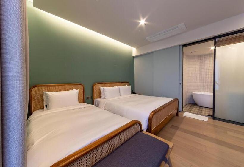 Hound Hotel Signature