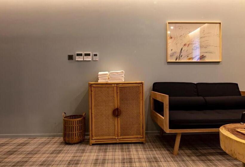 Hound Hotel Signature