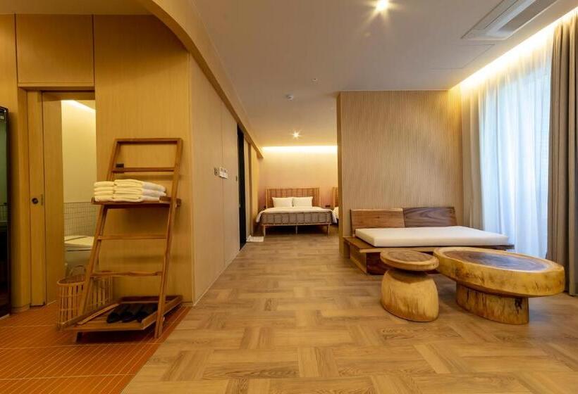 Hound Hotel Signature