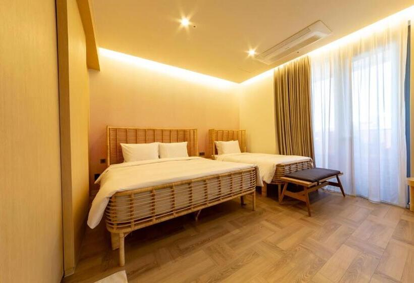 Hound Hotel Signature