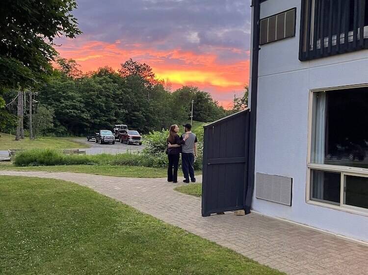 Jolly Roger Inn & Resort